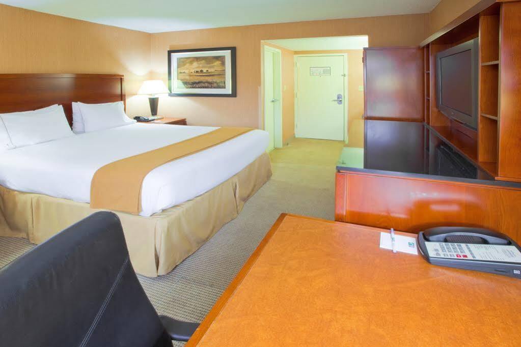 Holiday Inn Express Fairfax-Arlington Boulevard By Ihg Exterior foto