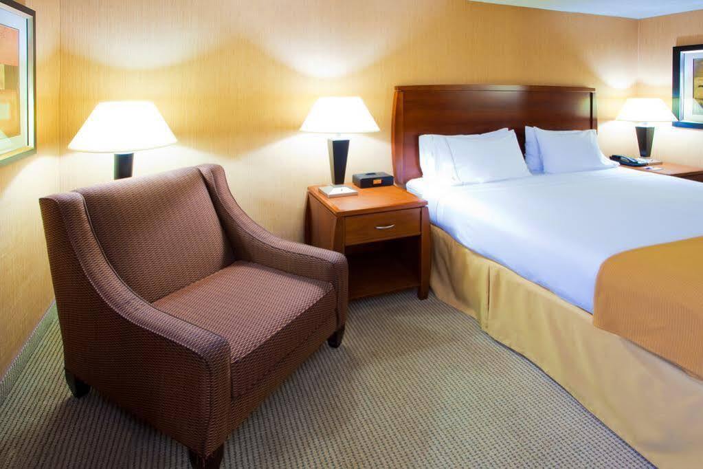 Holiday Inn Express Fairfax-Arlington Boulevard By Ihg Exterior foto